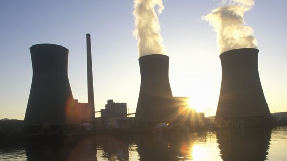 Industrieemissionen eines Kraftwerks vor einer tiefstehenden Sonne