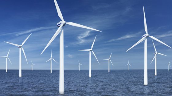 Windpark mit vielen Windrädern auf dem Meer