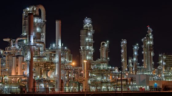 Industrieanlage bei Nacht