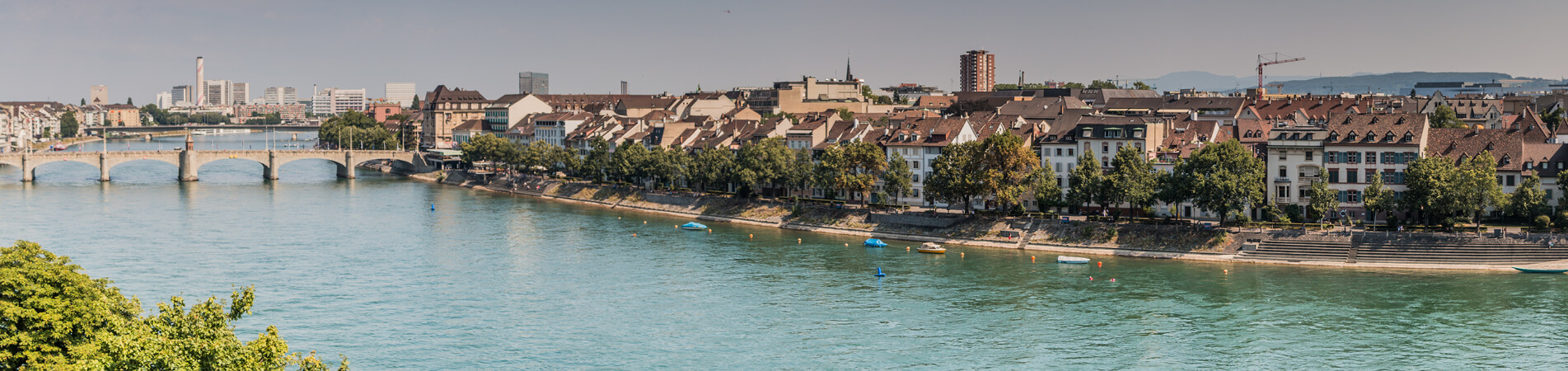 Panorama des Rheinufers in Basel