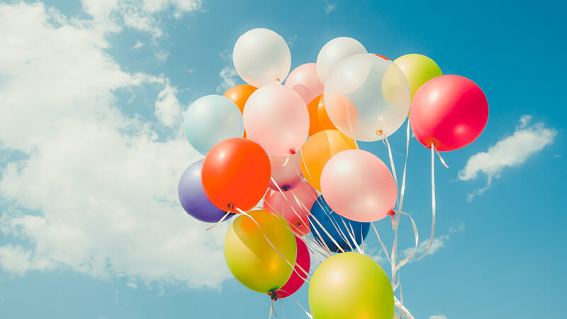Lufballons steigen in die Luft auf