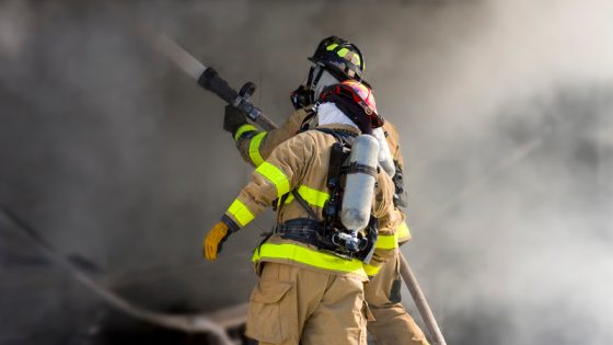 Feuerwehr löscht Brand in Schutzkleidung - Explosionsschutz weyer gruppe