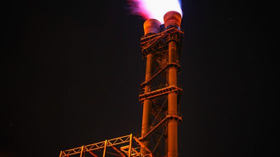 Fackelanlage einer Raffinerie bei Nacht