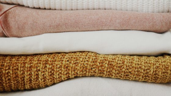 Stapel mit verschiedenen Pullovern
