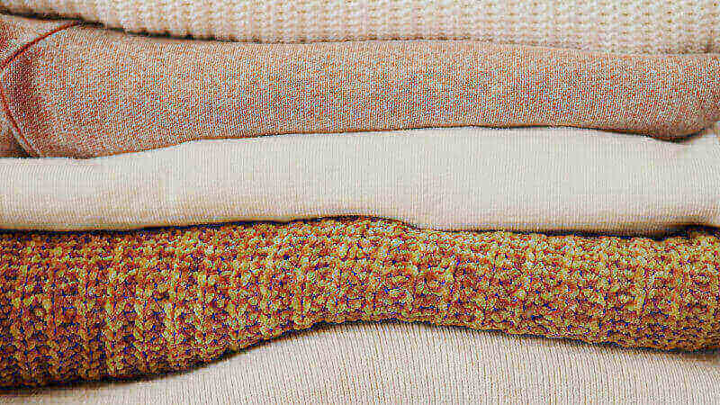 Stapel mit verschiedenen Pullovern