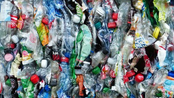 zerquetschte Plastikflaschen - Überprüfung des Wasser-Leitungssystems