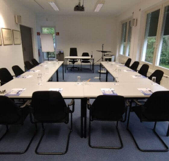 Seminarraum des Hubertushofs in der Innenansicht Tische in U-Form