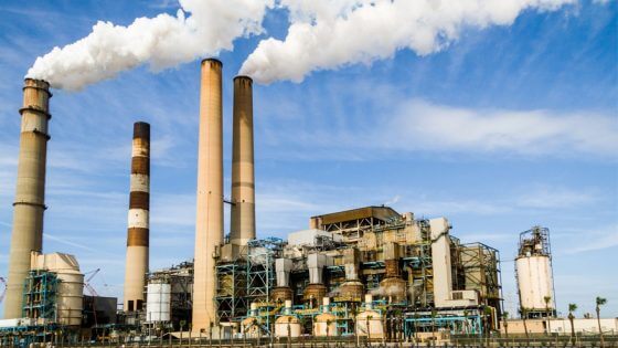 Industrieanlage mit vier Schonrsteinen
