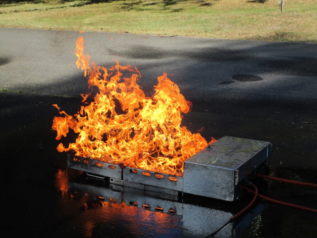 Brandschutzbeauftragte simulieren einen Lachenbrand mit einem FireTrainer