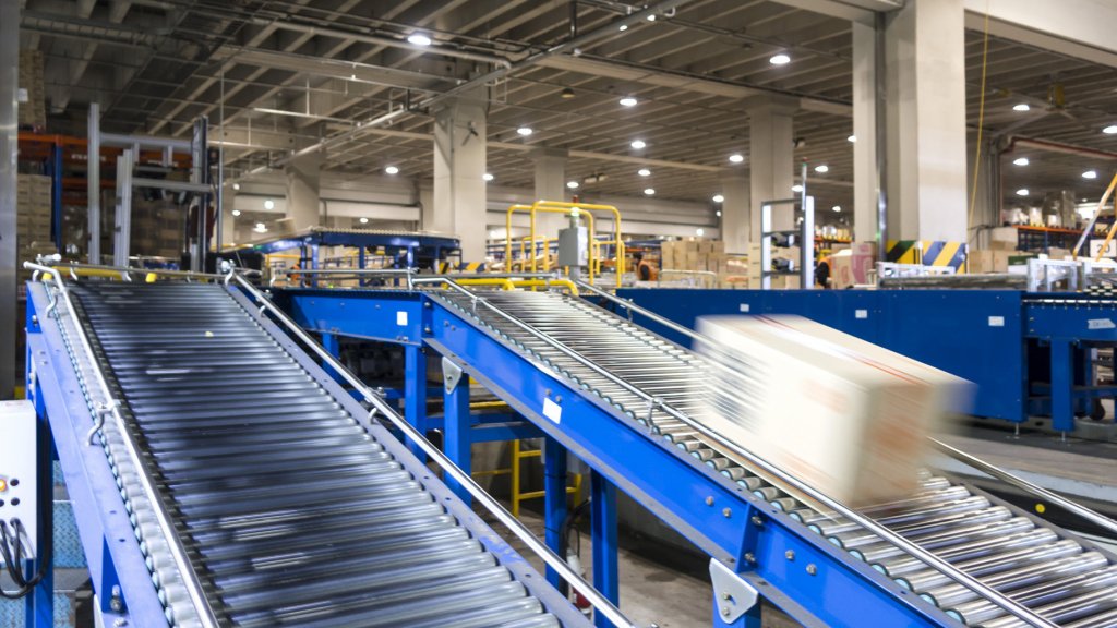 Eine Anlage mit CE-Kennzeichnung nach Maschinenrichtlinie ist in Betrieb.