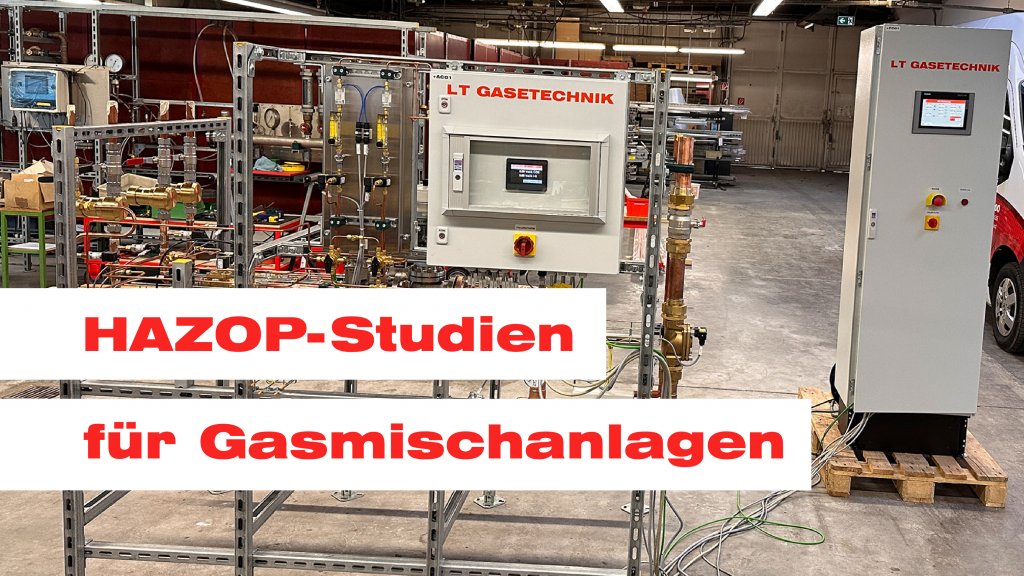 Ein Bild zeigt eine industrielle Gasmischanlage von LT GASETECHNIK in einer Werkhalle. Im Vordergrund sind komplexe Rohrleitungen und Steuerungselemente zu sehen.