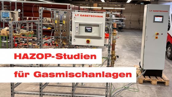 Ein Bild zeigt eine industrielle Gasmischanlage von LT GASETECHNIK in einer Werkhalle. Im Vordergrund sind komplexe Rohrleitungen und Steuerungselemente zu sehen.