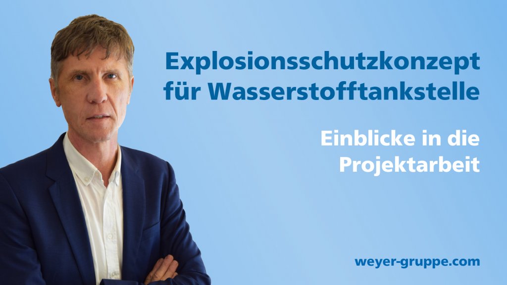 Herr Wörsdörfer, Leitung des Bereichs Consulting, steht im Anzug links neben einem Text "Explosionsschutzkonzept für Wasserstofftankstelle. Einblicke in die Projektarbeit" und dem Logo "weyer-gruppe.com". Der Hintergrund ist Hellblau.