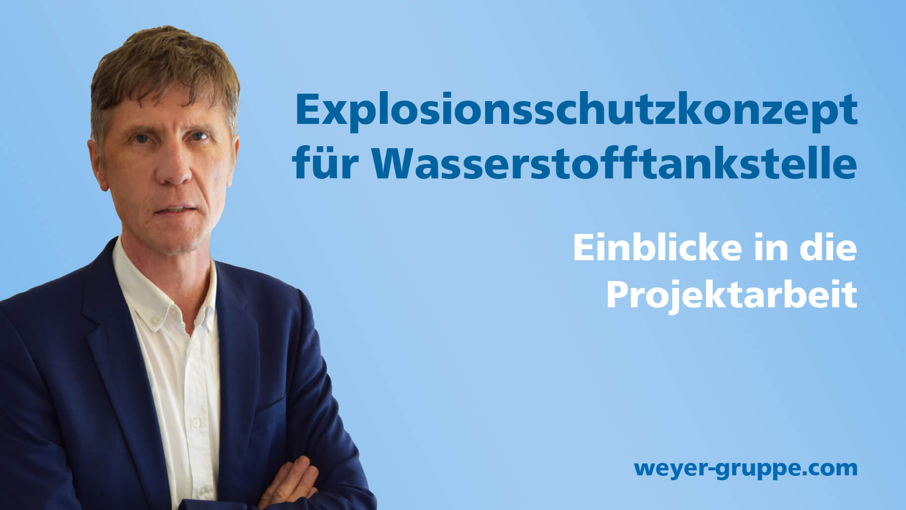 Herr Wörsdörfer, Leitung des Bereichs Consulting, steht im Anzug links neben einem Text "Explosionsschutzkonzept für Wasserstofftankstelle. Einblicke in die Projektarbeit" und dem Logo "weyer-gruppe.com". Der Hintergrund ist Hellblau.